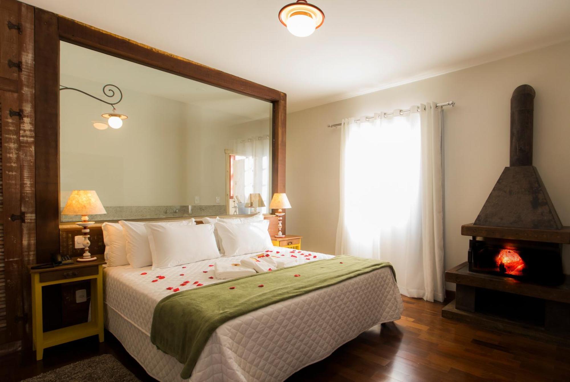 Suíte com Cama King-size e Banheira de Hidromassagem
